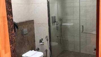 Regadera, amenidades de baño gratuitas, secadora de cabello, toallas