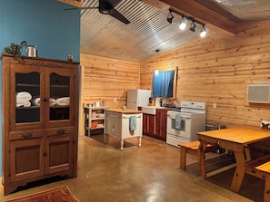 Private kitchen - Charming Red Cottage Escape in Clifton, Tx near the boarder of Lake Whitney. (Clifton)