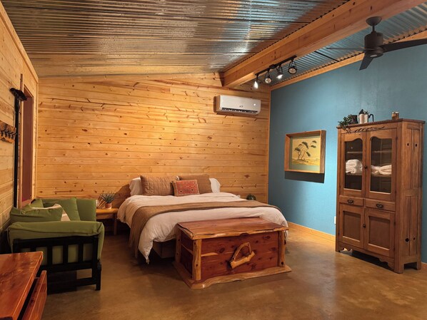 1 bedroom, bed sheets - Charming Red Cottage Escape in Clifton, Tx near the boarder of Lake Whitney. (Clifton)