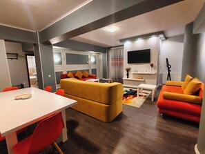 55-inch LED TV with digital channels - Bălcești apartments - Pumo Properties (Bucharest)