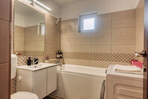 Căn hộ có thiết kế đặc sắc | Phòng tắm | Vòi sen/bồn tắm kết hợp, vòi sen phun mưa, máy sấy tóc, khăn tắm 