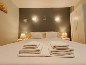 Seprai premium, selimut bulu angsa, dan didekorasi berbeda-beda