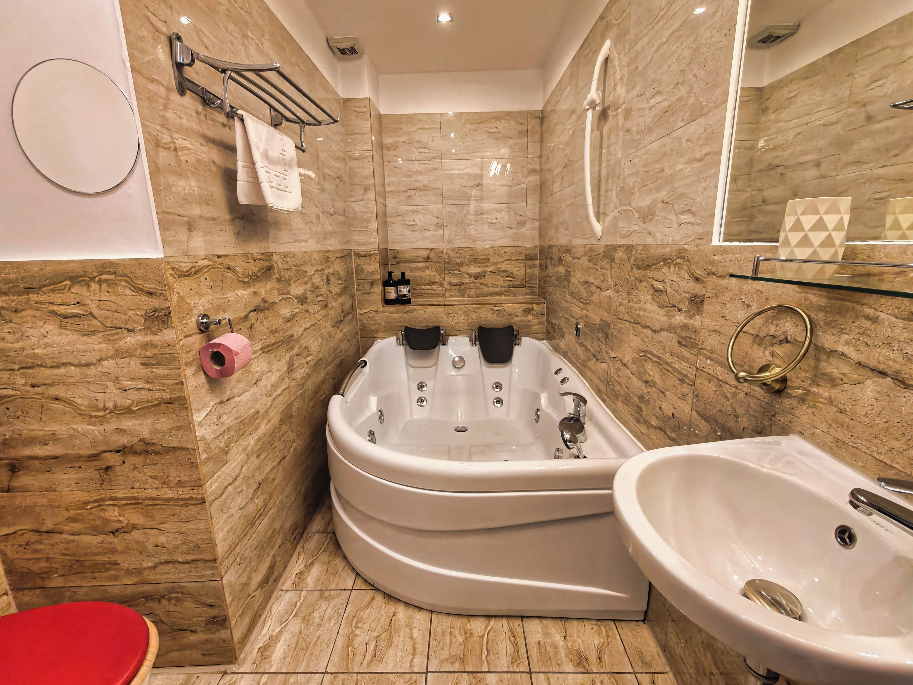 Combined shower/bathtub, rainfall showerhead, hair dryer, towels