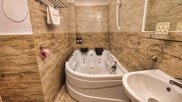 Combined shower/bathtub, rainfall showerhead, hair dryer, towels