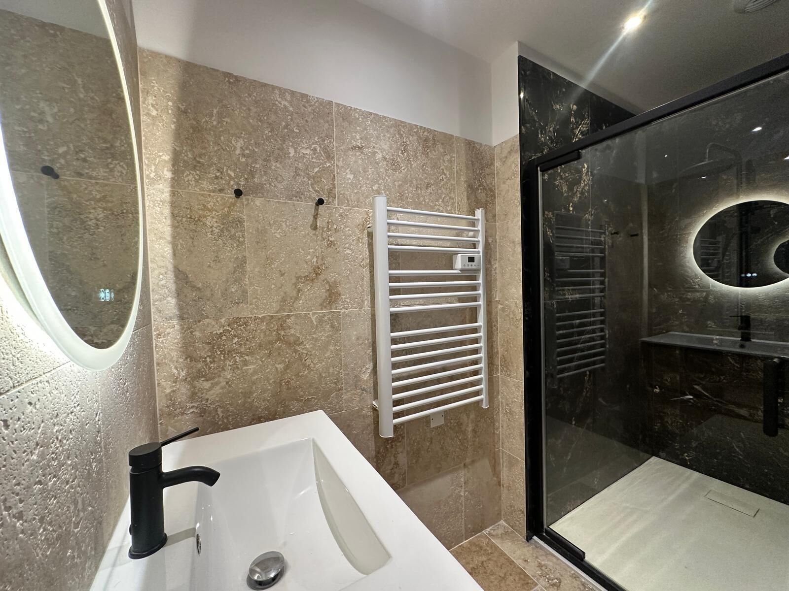 Douche, baignoire à jets, serviettes fournies, savon