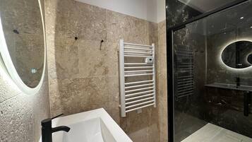 Douche, baignoire à jets, serviettes fournies, savon