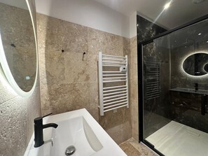 Dusche, Whirlpool, Handtücher, Seife