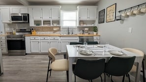 Microwave, oven, stovetop, dishwasher - King Beds, Fast Wi-Fi, Fire table, 10 min to DT, 20 min to Airport (Asheville)