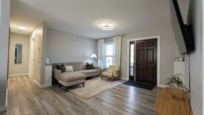 TV - King Beds, Fast Wi-Fi, Fire table, 10 min to DT, 20 min to Airport (Asheville)