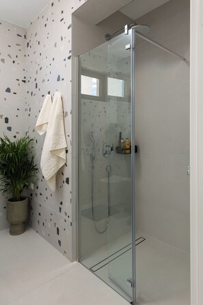 Hair dryer, towels, soap, toilet paper - Beautiful 3-bedroom villa with AC in charming Orašac (Orašac)