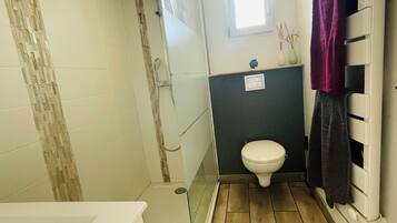 Toallas, jabón y papel higiénico