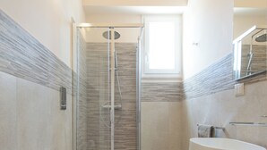 A modern bathroom with a glass-enclosed shower, a freestanding bathtub, a sink, and a toilet. - VILLIN0 DEI PINI - Relaxation in Salento (Puglia)