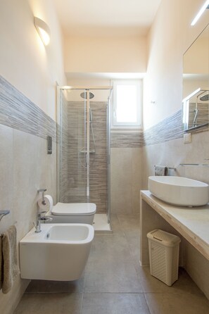 Shower, hair dryer, bidet, towels - VILLIN0 DEI PINI - Relaxation in Salento (Puglia)