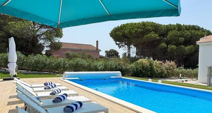 Villa Rose Sardegna 200m from the beach, private pool, 5 bedrooms and garden