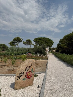 Property grounds - Villa Rose Sardegna 200m from the beach, private pool, 5 bedrooms and garden (Sardegna)