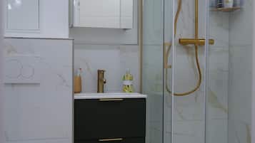 Dusche, Haartrockner, Handtücher, Seife