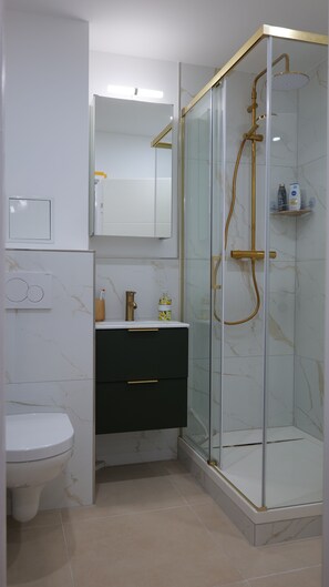 Ducha, secador de pelo, toallas, jabón
