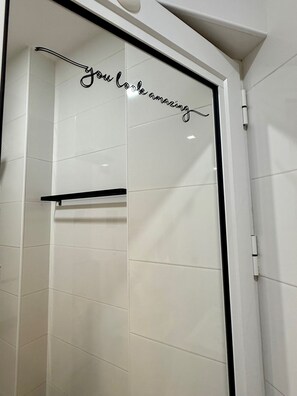 Een haardroger, handdoeken, zeep, shampoo