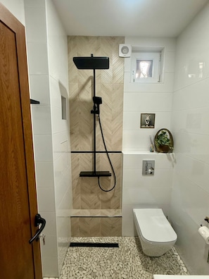 Hair dryer, towels, soap, shampoo - Cozy two rooms with one bathroom, perfect for a comfortable stay. (Sofia)