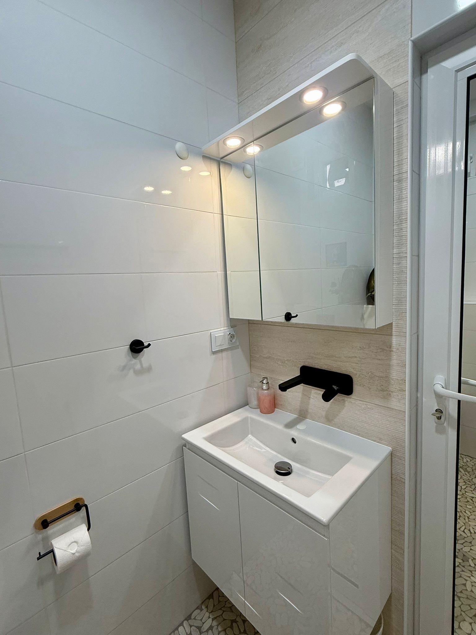 Een haardroger, handdoeken, zeep, shampoo