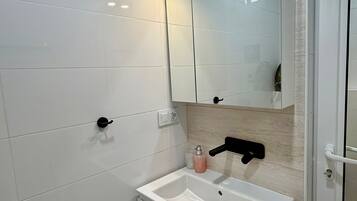 Een haardroger, handdoeken, zeep, shampoo