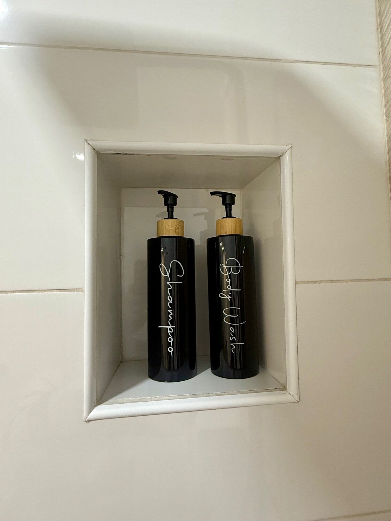 Hiustenkuivaaja, pyyhkeet, saippua, sampoo