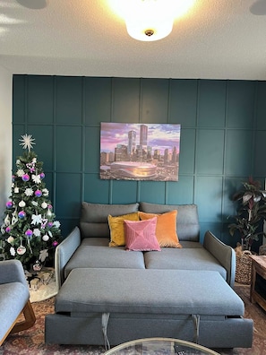 Smart TV, books - Northside Dream Home – Comfortable, Family-Friendly Stay in Edmonton (Edmonton)