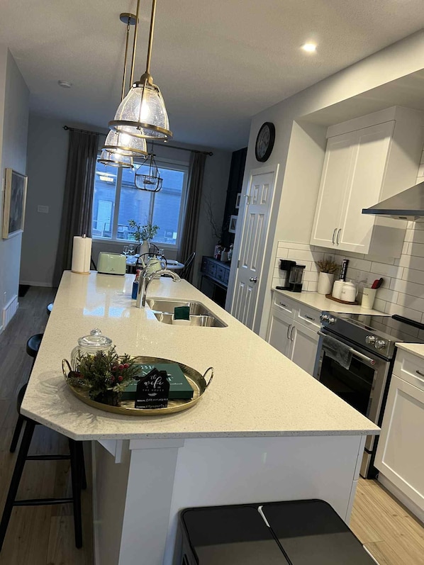 Fridge, microwave, oven, stovetop - Northside Dream Home – Comfortable, Family-Friendly Stay in Edmonton (Edmonton)