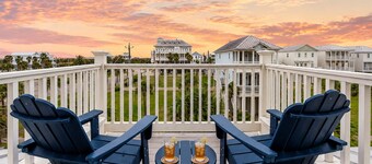 Beachtown 4BR | Walk to Beach | Sleeps 10