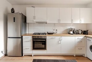 Oven, stovetop, dishwasher - Cozy vacation room right next to WHU, Rheinsteig, Schoenstatt, center (Vallendar)