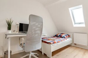 WiFi, bed sheets - Cozy vacation room right next to WHU, Rheinsteig, Schoenstatt, center (Vallendar)