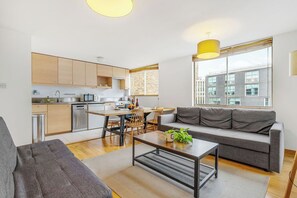 Interior - Top Rated 2BR+Balcony by Old St for 6 (London)