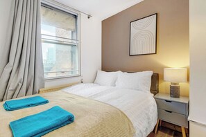 2 bedrooms, desk, iron/ironing board, free WiFi - Top Rated 2BR+Balcony by Old St for 6 (London)