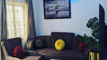 غرفة ديلوكس - بشرفة - منظر للمدينة | منطقة المعيشة