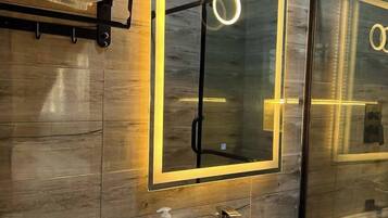 Chambre Deluxe, balcon, vue ville | Salle de bain