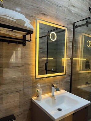 Chambre Deluxe, balcon, vue ville | Salle de bain | Sèche-cheveux, serviettes fournies, savon, shampoing