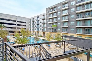 A modern apartment complex with a rooftop pool and outdoor seating area. - Modern 1-bedroom apartment in Alamo City Loft • Downtown • Riverwalk (San Antonio)