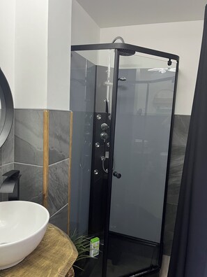 Hair dryer, towels, soap, toilet paper - Bed & Breakfast (Saint-Claude)