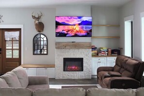 Smart TV, video games, stereo - Barnapalooza! Indoor Glass Pool/Slide, Wiffleball, BBall, Football, Sleeps 20-30 (Big Rapids)