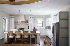 Køleskab, mikrobølgeovn, ovn, kogeplade