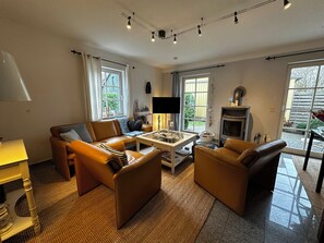 تلفزيون ذكي، مدفأة، كُتُب