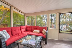Smart TV, fireplace, ping pong, books - Blue Jay Getaway - Four Bedroom Cottage, Sleeps 9 (Emsdale)