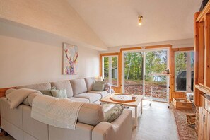 Smart TV, chimenea, tenis de mesa y libros 