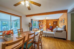 Interior - Blue Jay Getaway - Four Bedroom Cottage, Sleeps 9 (Emsdale)