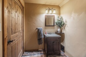 Ducha, secador de pelo, toallas, jabón