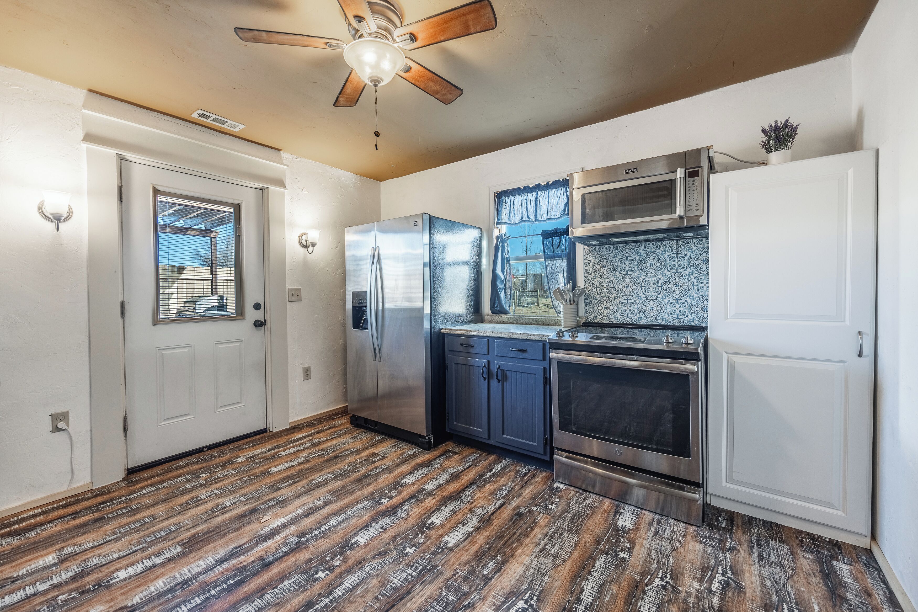 Een microgolfoven, een oven, een kookplaat, een vaatwasser