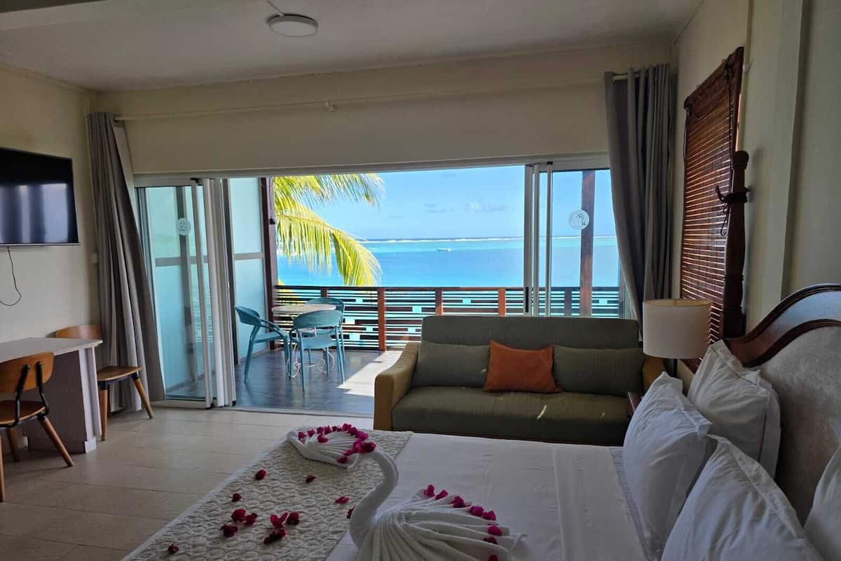 Habitació triple Deluxe, balcó, vistes al mar | Caixa forta a l'habitació, cortines opaques i wifi gratuïta