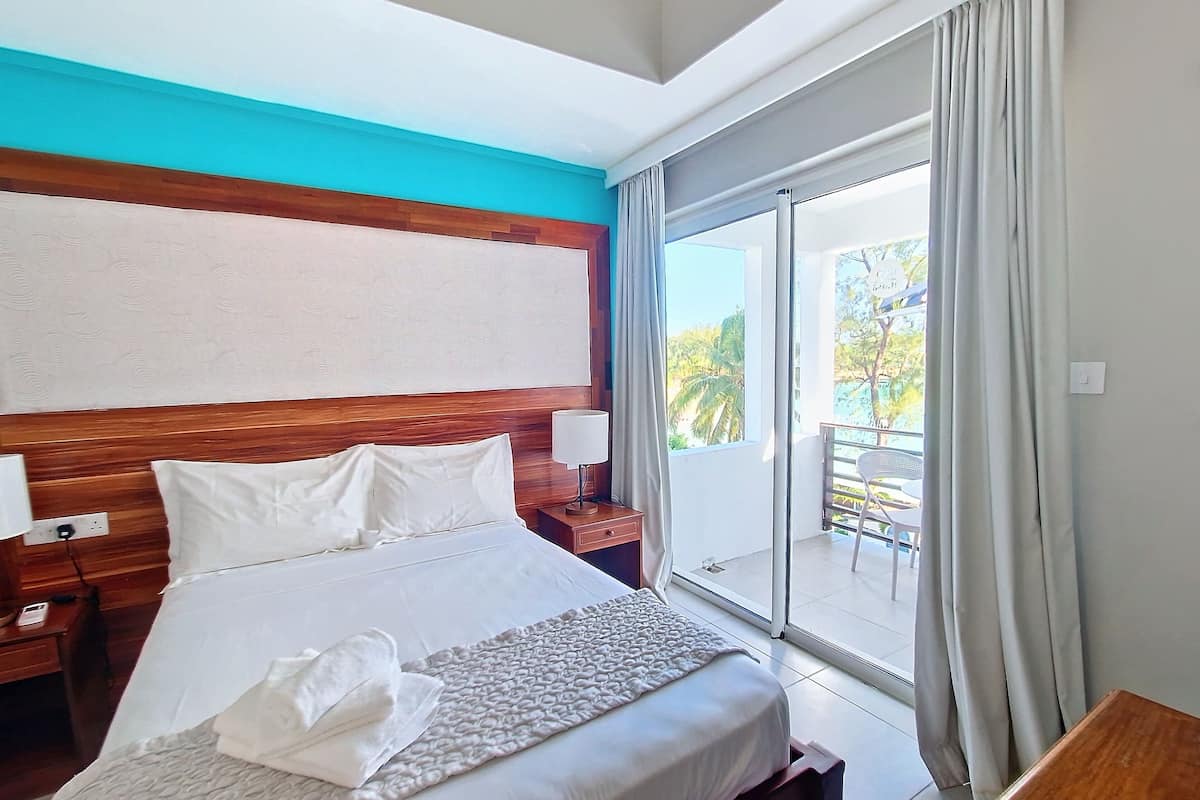 Apartament Comfort, balcó, vistes al mar | Caixa forta a l'habitació, cortines opaques i wifi gratuïta