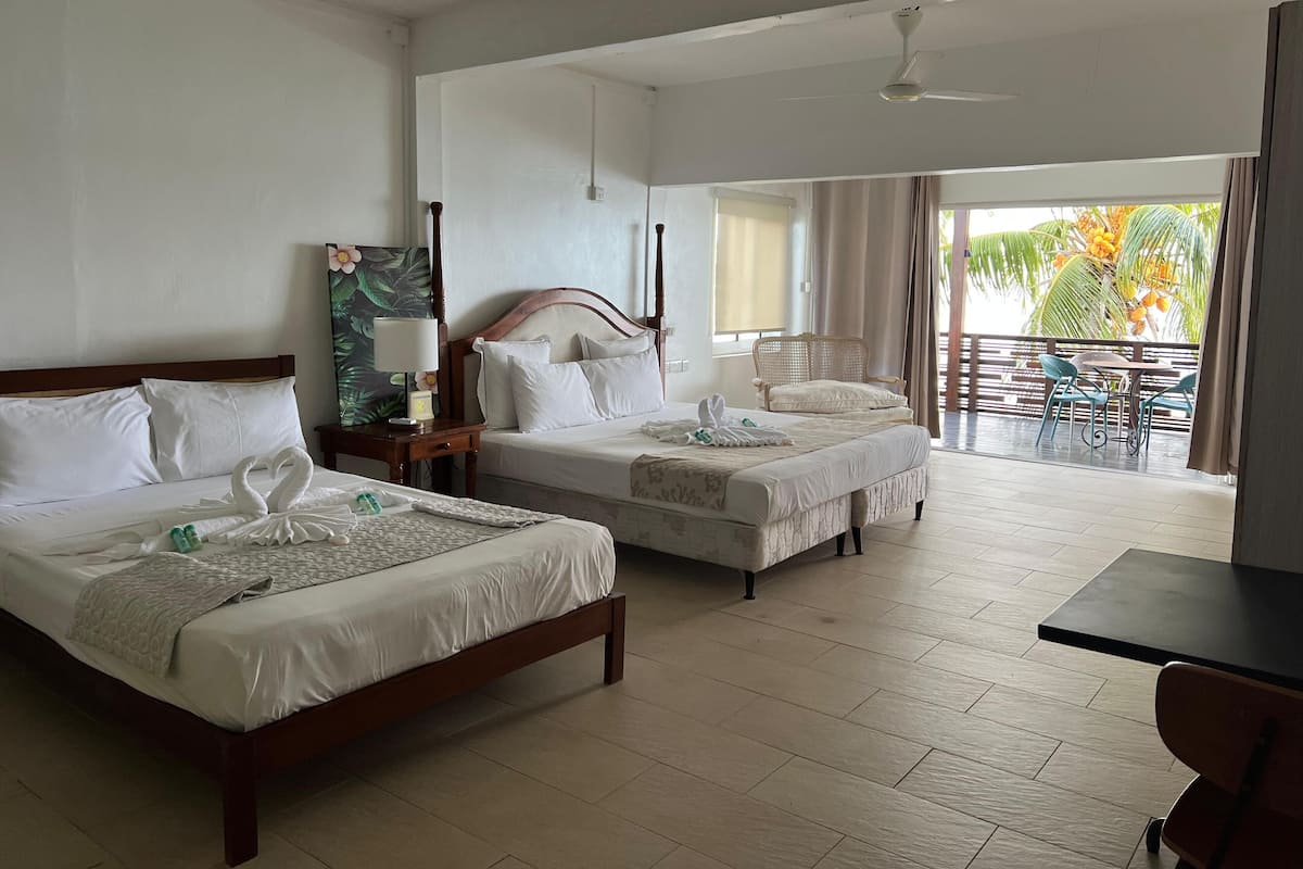 Habitació quàdruple Deluxe, balcó, vistes al mar | Caixa forta a l'habitació, cortines opaques i wifi gratuïta