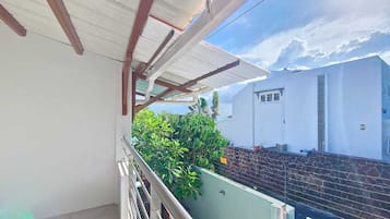 Comfort-Apartment, Balkon, Meerblick | Terrasse/Patio